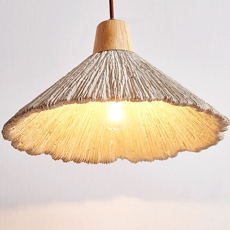 Umbrella-shaped cement penndant lamps are used in restaurant kitchens, etc.