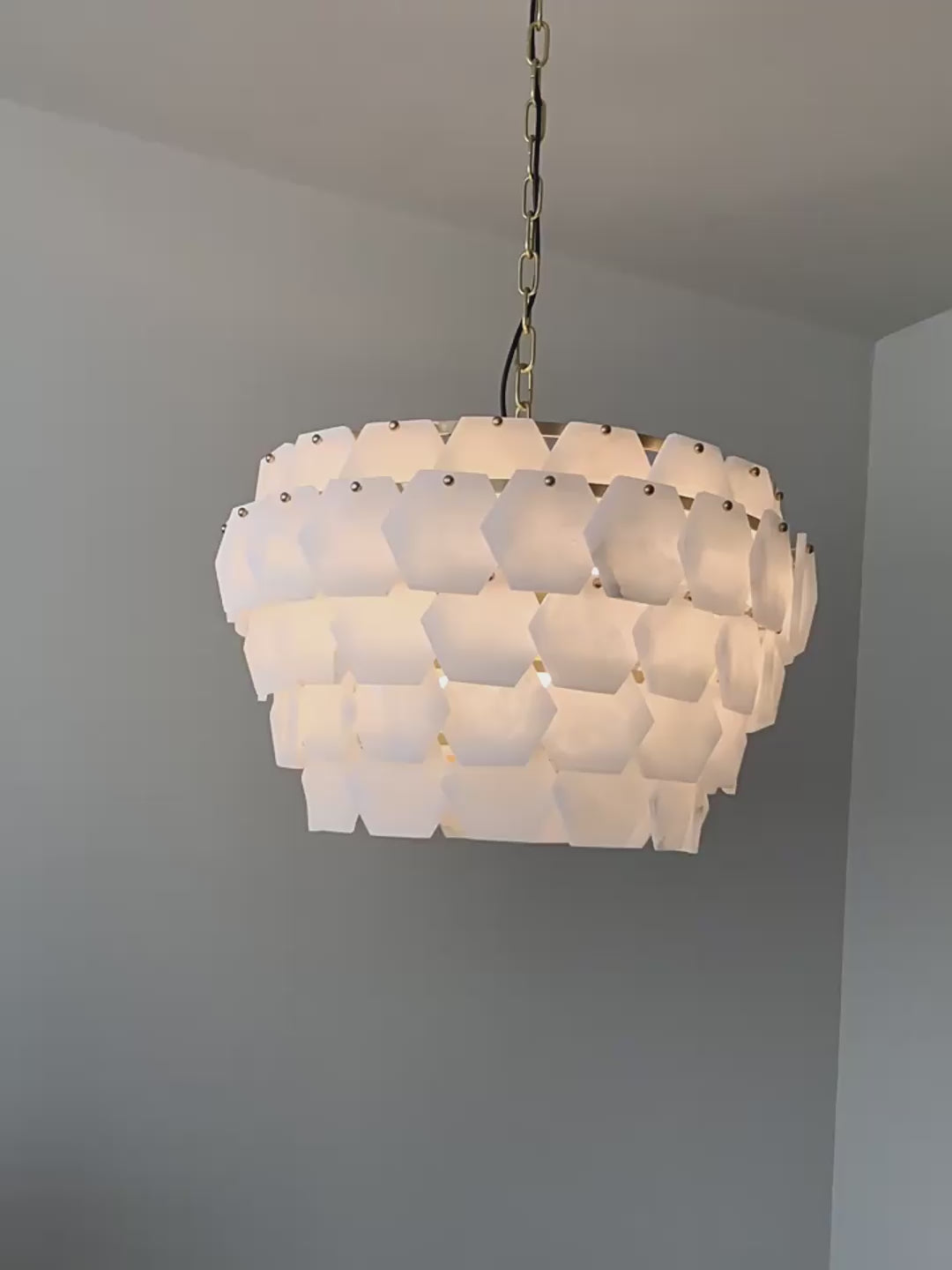 Gold & White Alabaster Pendant Light – 23.6" Diameter